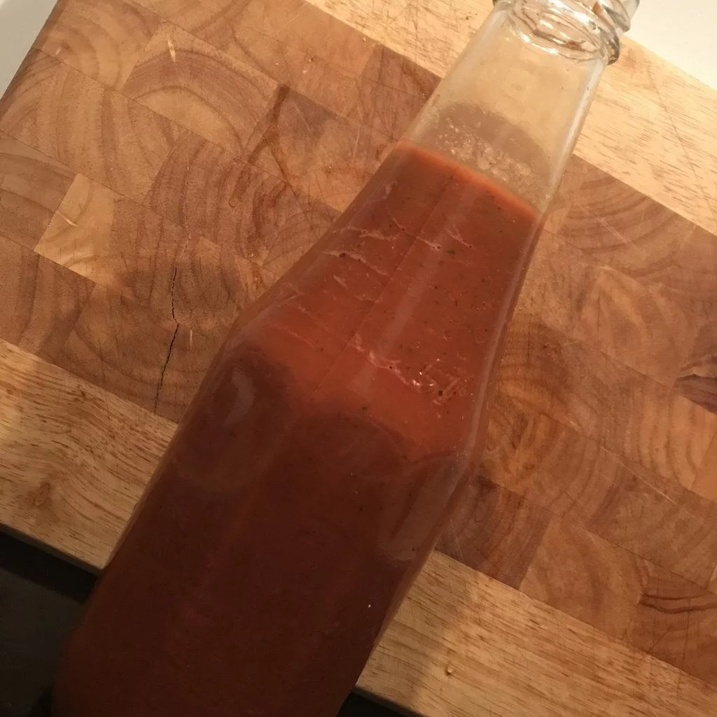 fertiger Ketchup in Flasche