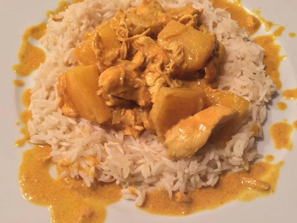Curry-Geschnetzeltes mit Hühnchen und Bratreis