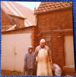 Schlachtetag - mein Onkel vor dem Haus