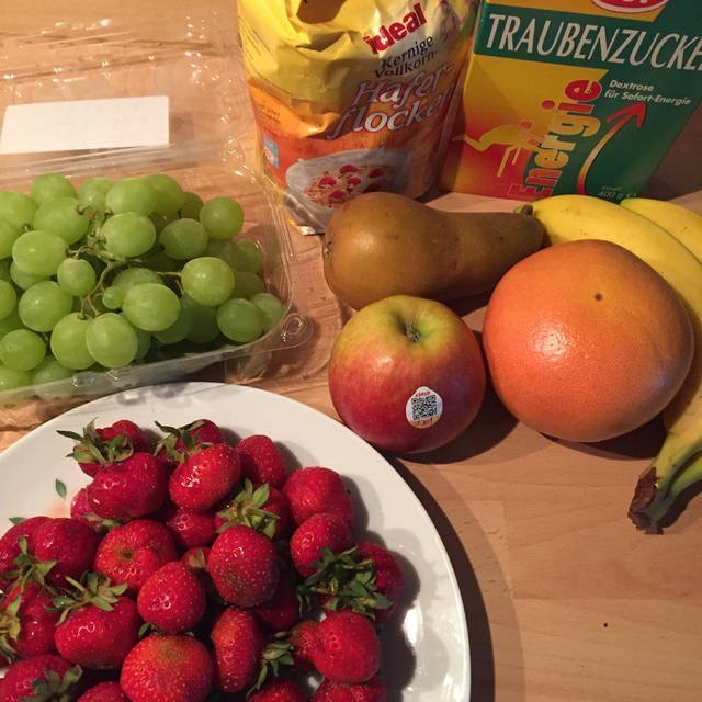 Zutaten Smoothie mit verschiedenen Früchten