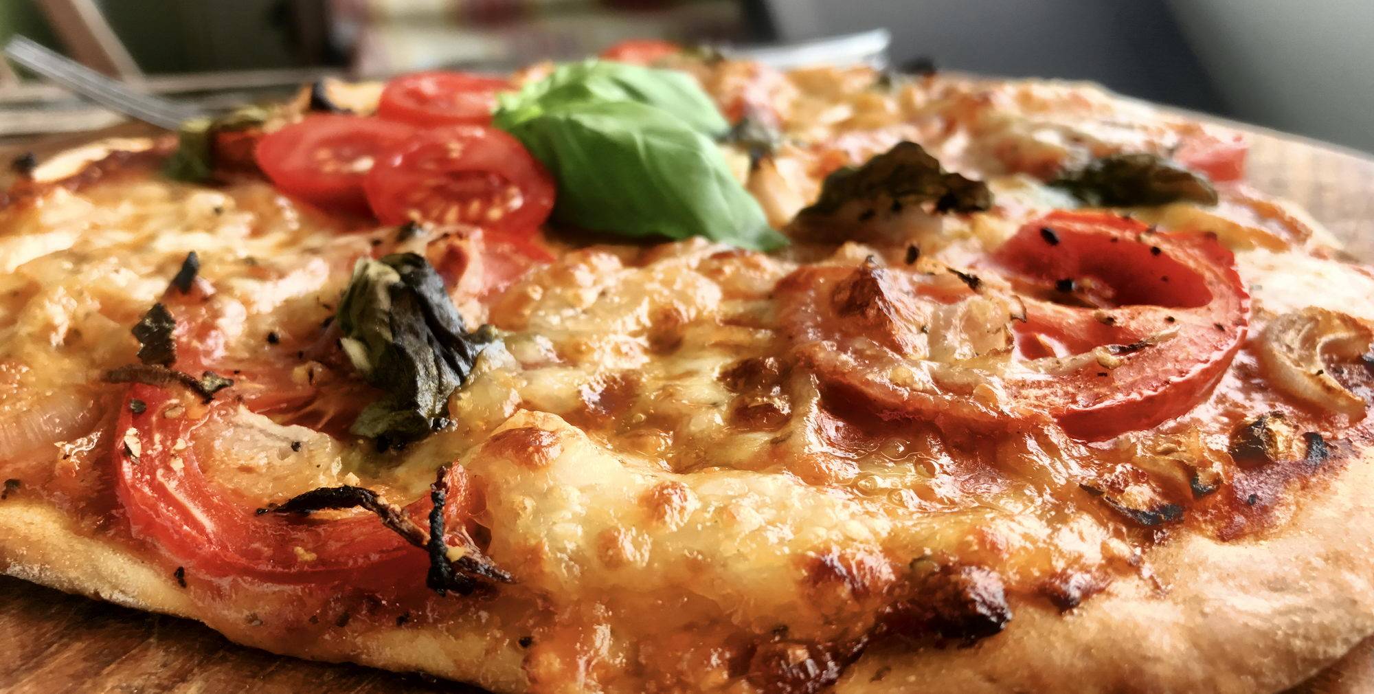 Pizza, klassisch italienisch, mit frischen Tomaten und Mozarella ...