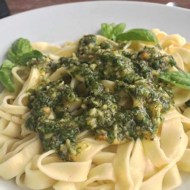 Pesto mit selbstgemachten Nudeln