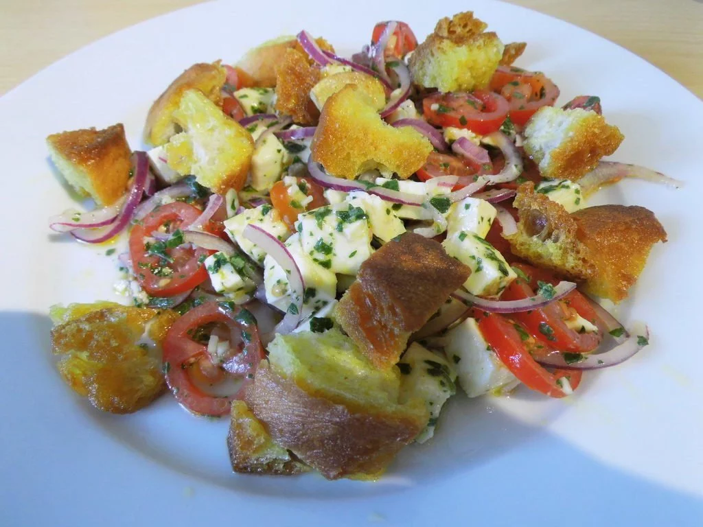 Mozzarella-Tomaten-Salat mit roten Zwiebeln