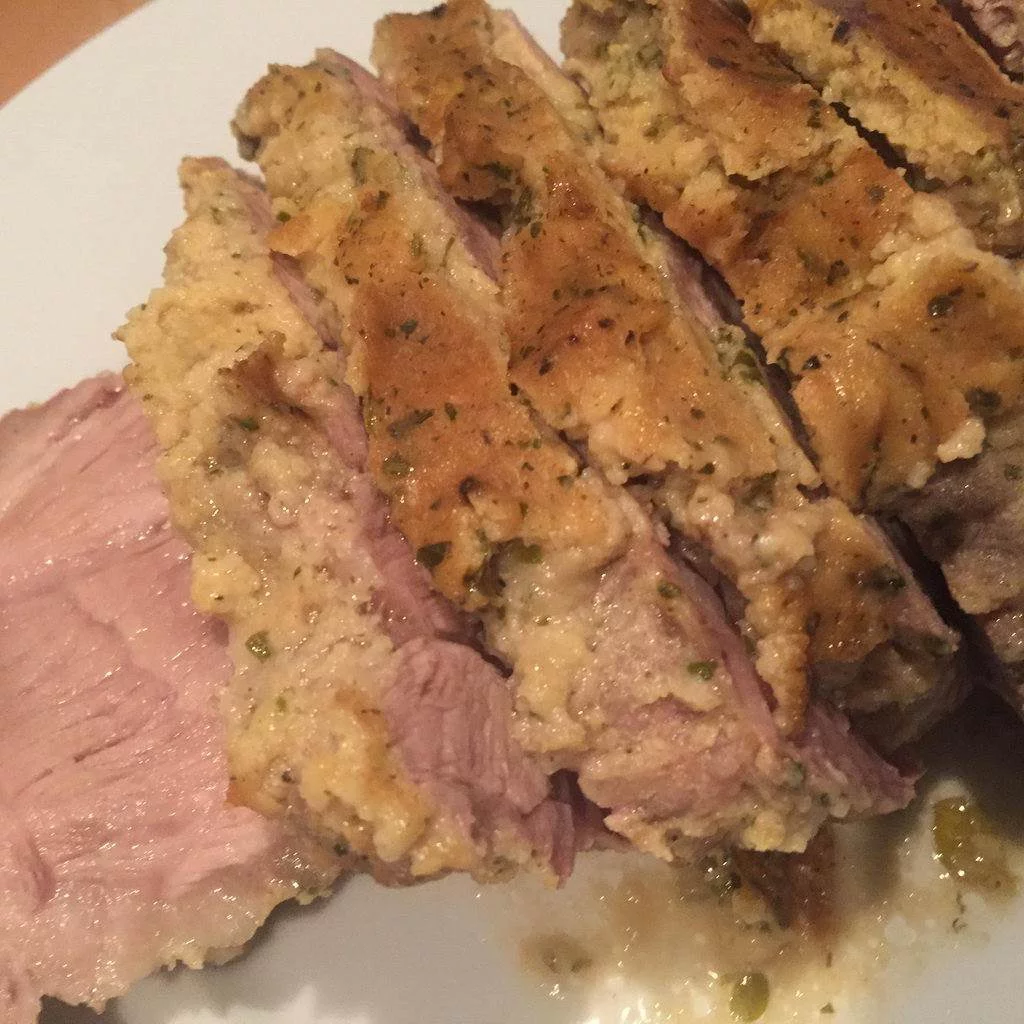 Senf-Kräuter-Krustenbraten mit Kartoffelgratin und Bohnen | Peters Blog