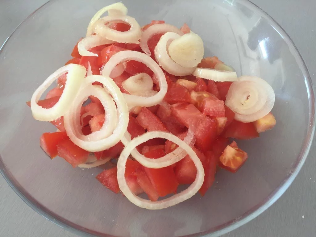 Alternativ Tomatensalat - Kochgruppe mit Griechischer Platte bei tropischen Temperaturen
