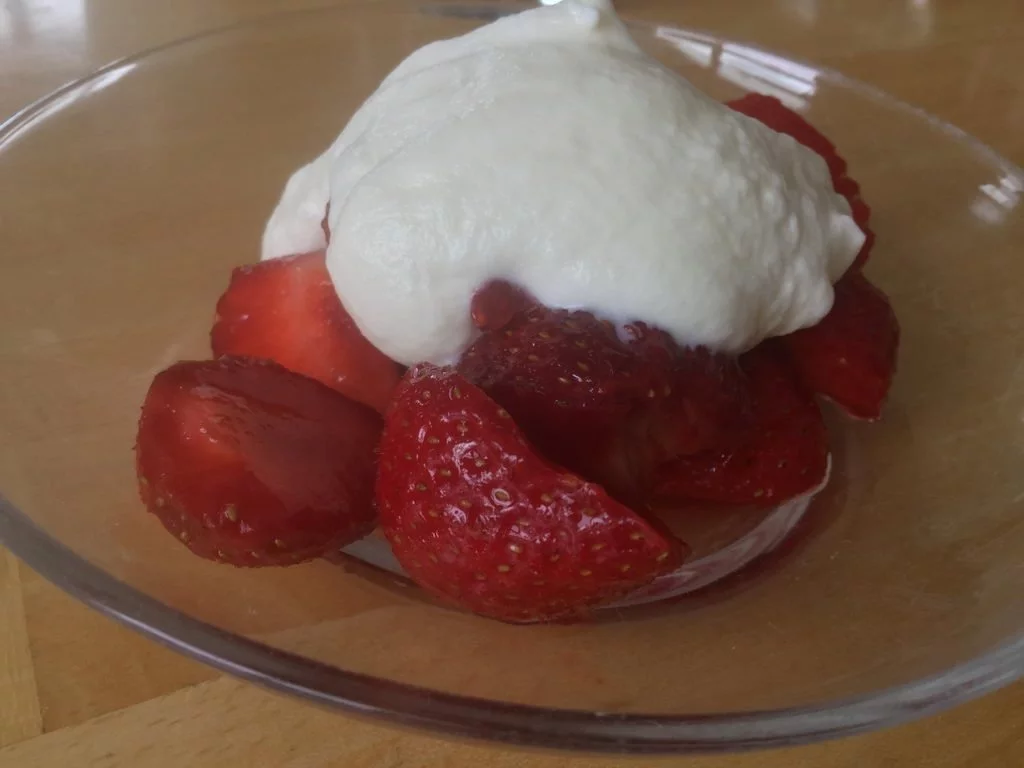 Nachtisch Erdbeeren mit Sahne - Kochgruppe mit langwieriger Entscheidungsfindung