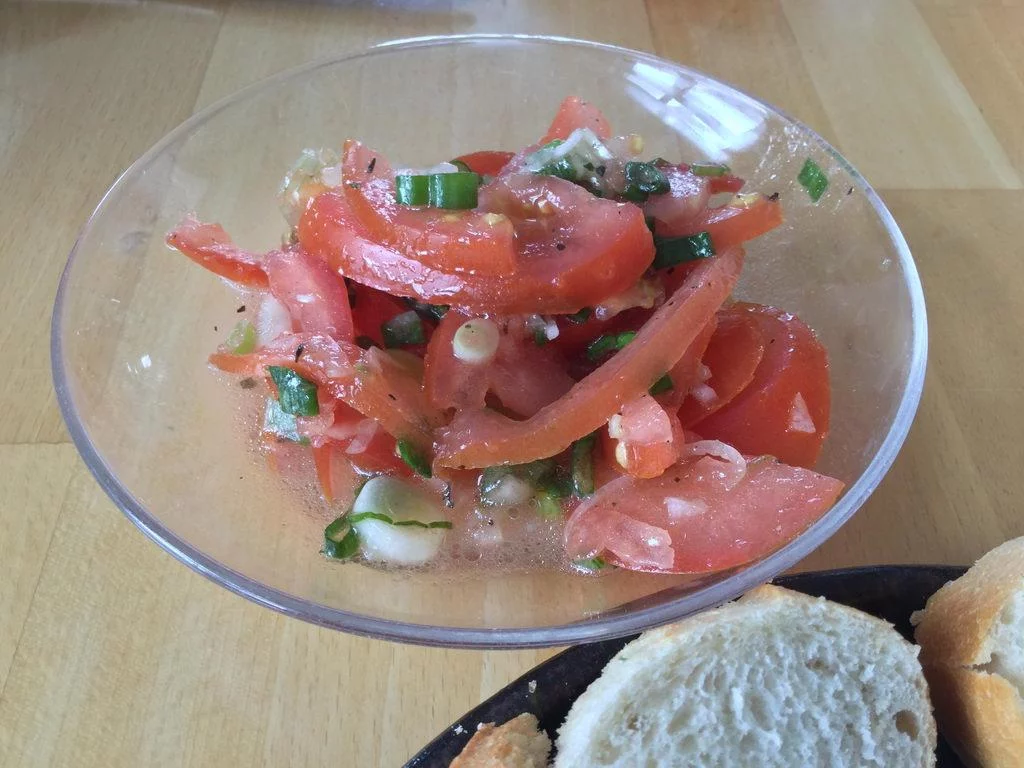 Tomatensalat - Kochgruppe bei tollem Sommerwetter mit angrillen