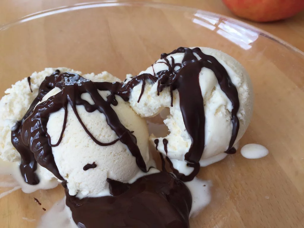 Vanille-Eis mit Schokoladensauce
