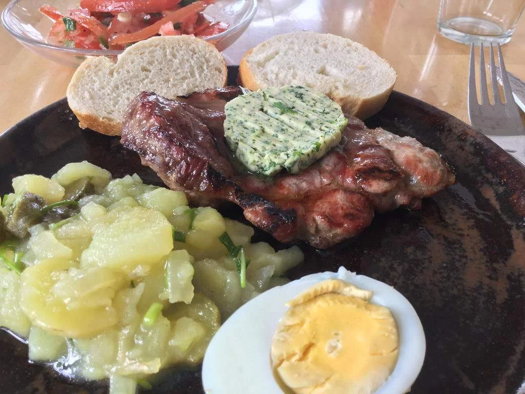 gegrilltes Nackensteak Kartoffelsalat - Kochgruppe bei tollem Sommerwetter mit angrillen
