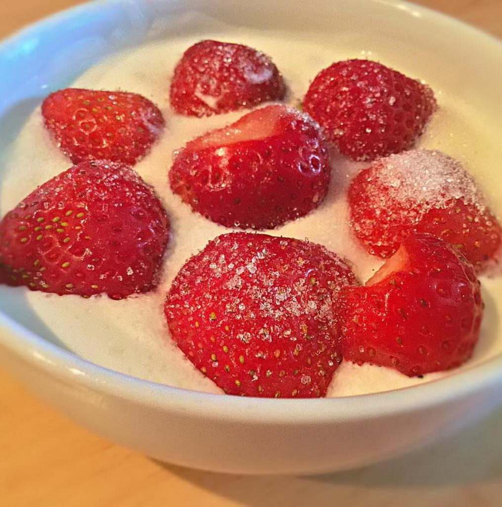 Erdbeeren in Joghurt-Creme-Fraiche Vanillezucker versüßt