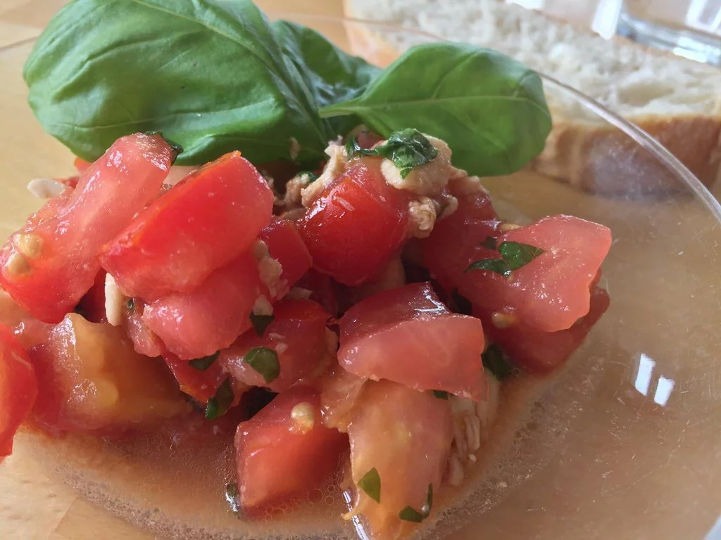 Kochgruppe mit Tomaten-Mozarella-Salat