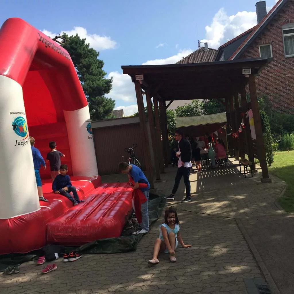 Hüpfburg für Kinder beim Sommerfest von Lehrte hilft