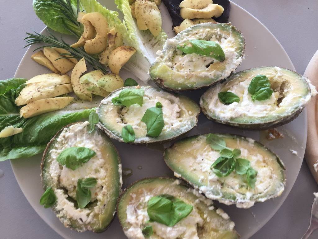 Kochgruppe mit gegrillter Avocado, Rosenkohl und Frikadellen, Zitronen ...
