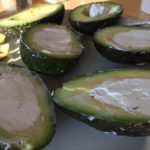 gegrillte Avocado gefüllt mit Ziegenfrischkäse