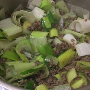 Deutsch lernen und leckere Mett-Lauch-Suppe zubereiten
