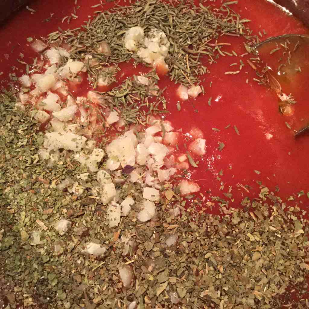Tomatensauce zu Nudelauflauf mit Artischocken und Champignons