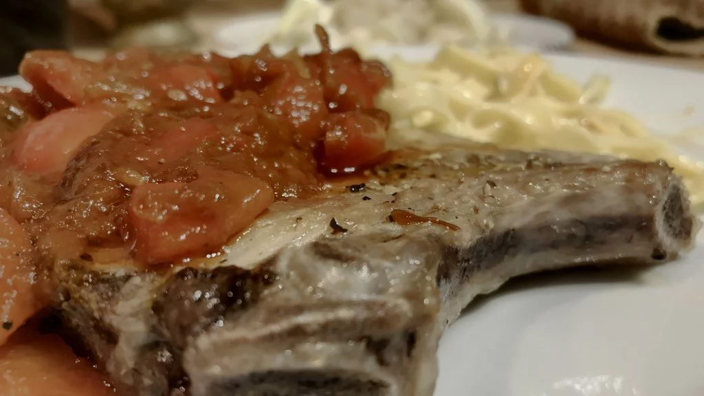 Schnitzel-Kotelett Balkan Art angerichtet