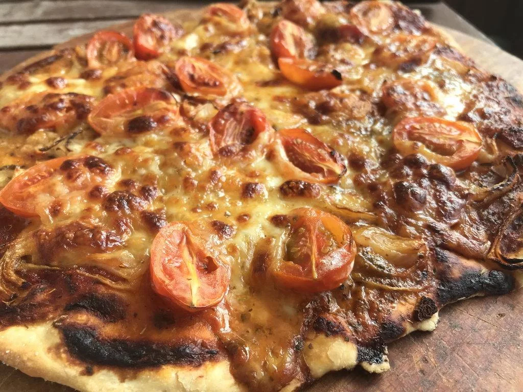Pizza mit frischen Tomaten und Mozarella