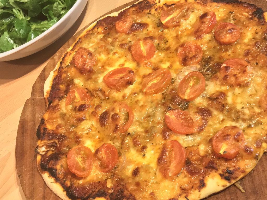 Pizza Mit Einfachen Pizzateig Und Pizzasauce Auf Pizzastein Peters Blog