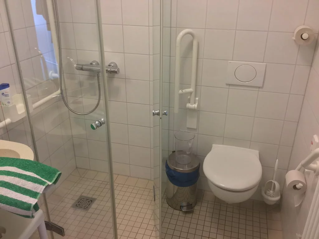 Zimmer - Bad und Dusche - klein aber modern