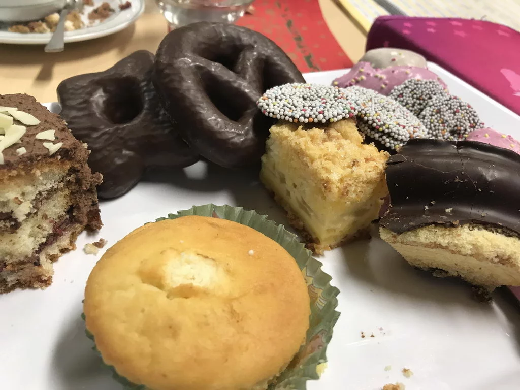 Kuchen und Kekse genossen, mit viel Herz unserer "Kaffeedamen" kredenzt