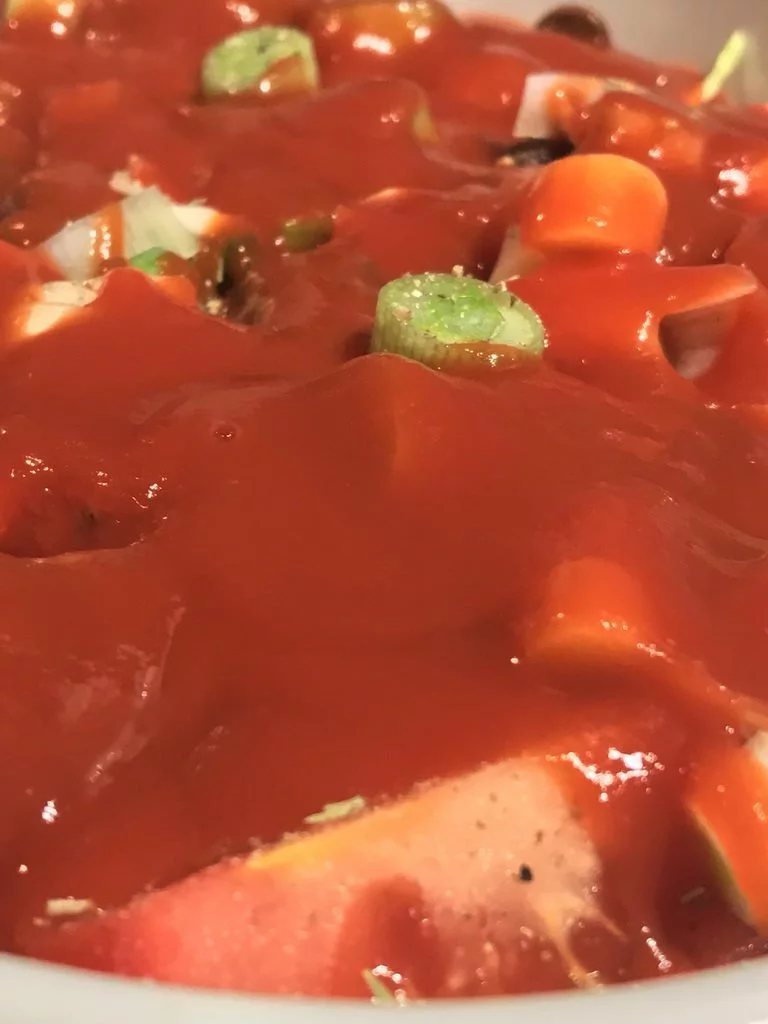 zum Schluss passierte Tomaten auf Krake-Gemüse-Mischung