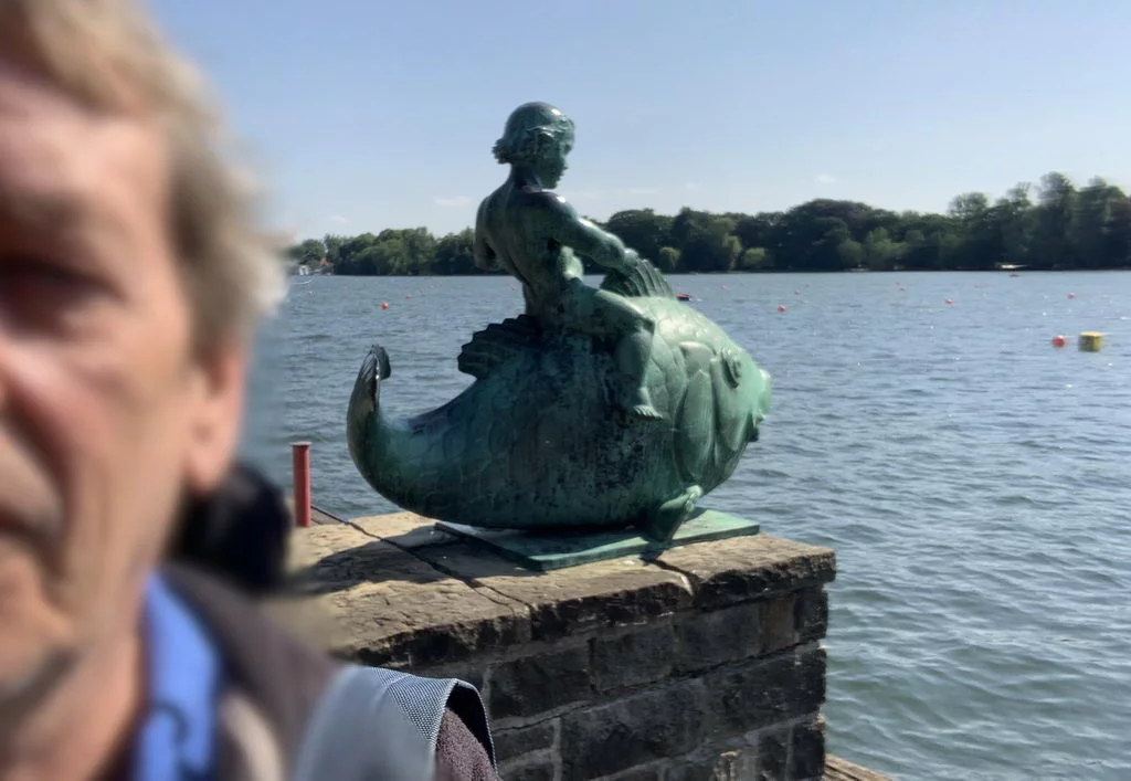 Selfi vor Skulptur am Maschsee