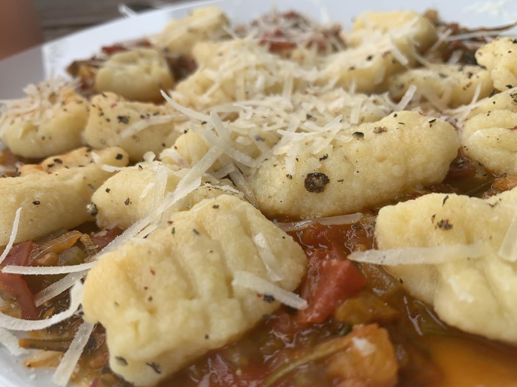 Kartoffel-Gnocchi mit Sugo und Parmesan