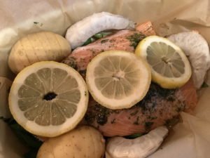 Lachs im Gemüsepäckchen - Bio-Zitrone darauf