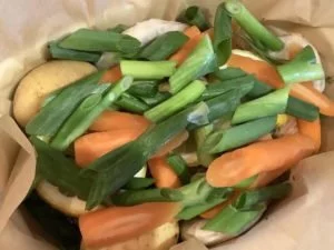 Lachs im Gemüsepäckchen - Karotten und Lauch darauf