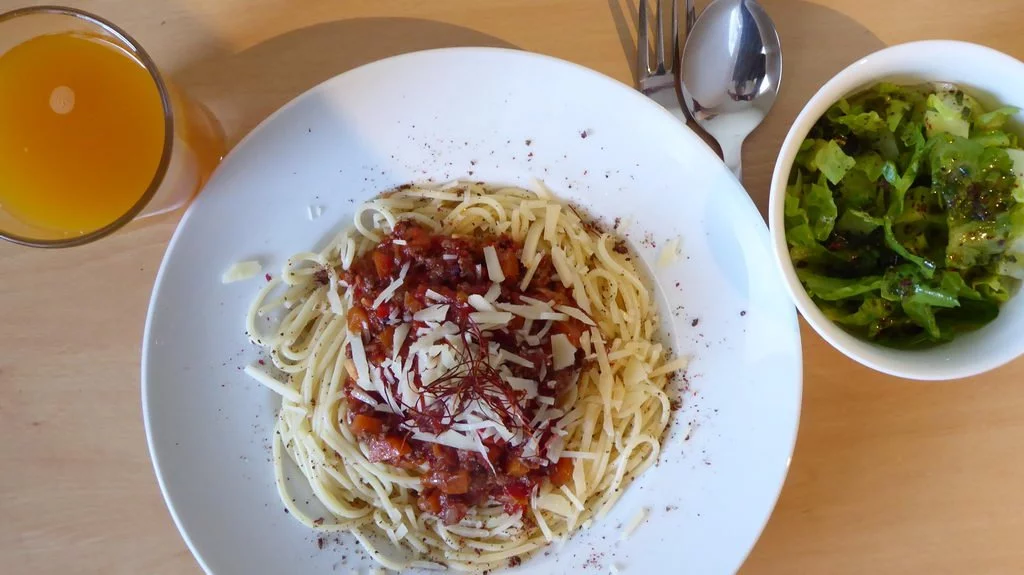 Spaghetti Bolognese mit Salat