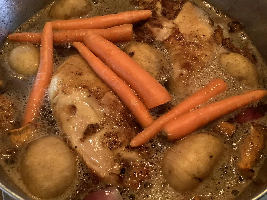 Poulardenkeule mit Pfifferlingen als One-Pot-Gericht - Möhren und Kartoffeln