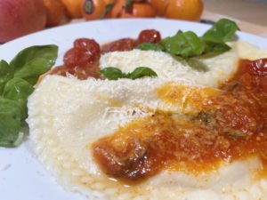 Pasta gefuellt mit Mozzarella Tomaten Basilikum 03-12