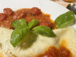 Pasta gefuellt mit Mozzarella Tomaten Basilikum 03-12