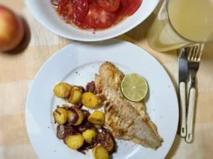 Rotbarsch naturell - Roestkartoffeln - Tomatensalat 20-12