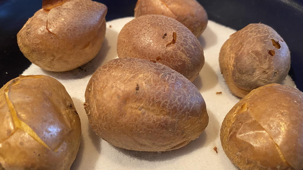 Pilz-Gnocchi mit Champignon-Rahmsauce und Obstsalat - Kartoffeln gebacken