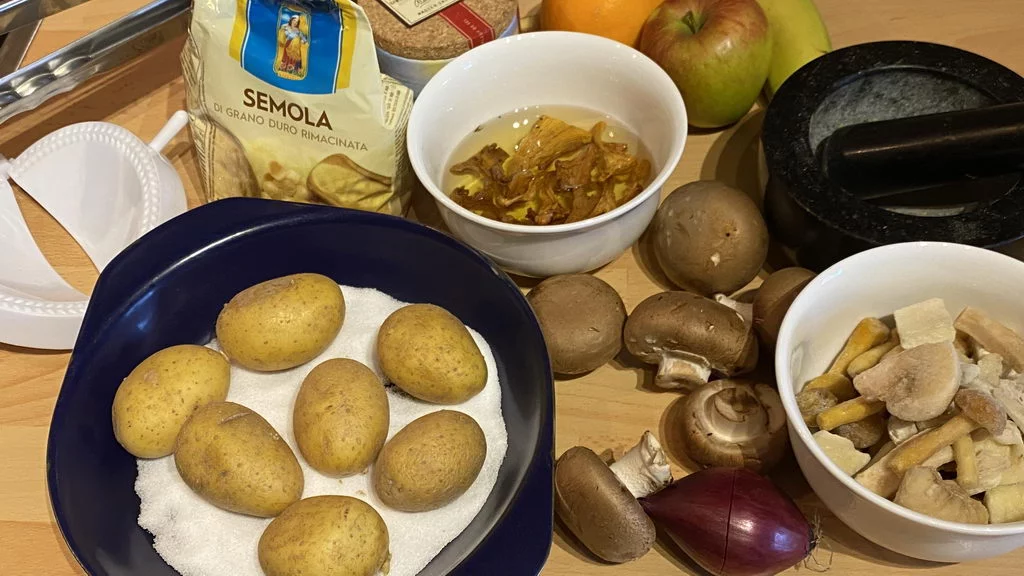 Pilz-Gnocchi mit Champignon-Rahmsauce und Obstsalat - Zutaten