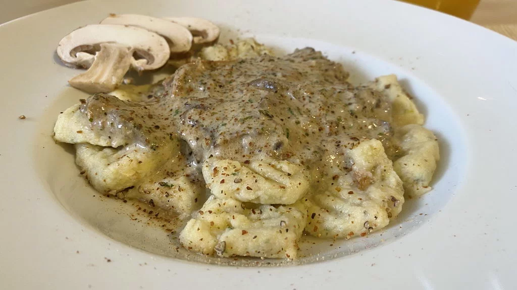 Pilz-Gnocchi mit Champignon-Rahmsauce und Obstsalat