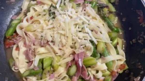 selbstgemachte Tagliatelle mit grünem Spargel und Schinken - Parmesan dazu