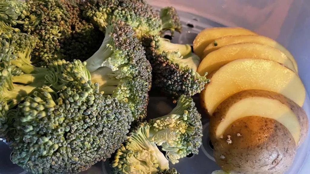 Rinderfilet-Brokkoli-Kartoffel gedünstet mit Sahne-Schnittlauch-Liaison - Zutaten im Dampfgarer