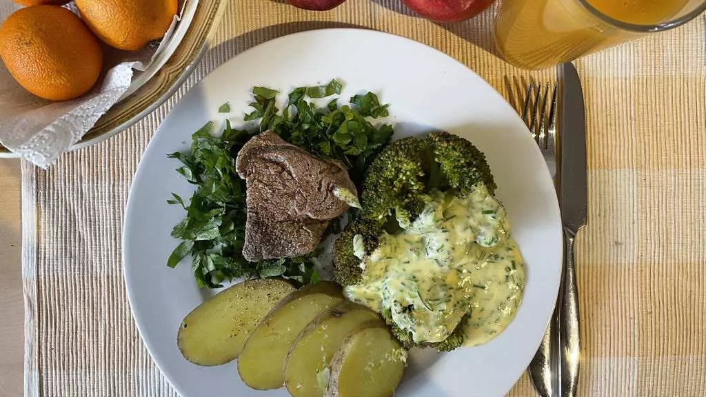 Rinderfilet-Brokkoli-Kartoffel geduenstet mit Sahne-Schnittlauch-Liaison