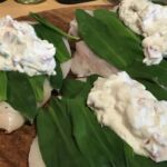 Ricotta-Tomaten-Bärlauch-Mischung auf Bärlauch verteilen