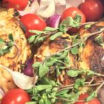 Tomaten, Knoblauch, rote Zwiebeln, Majoran zur Poularde