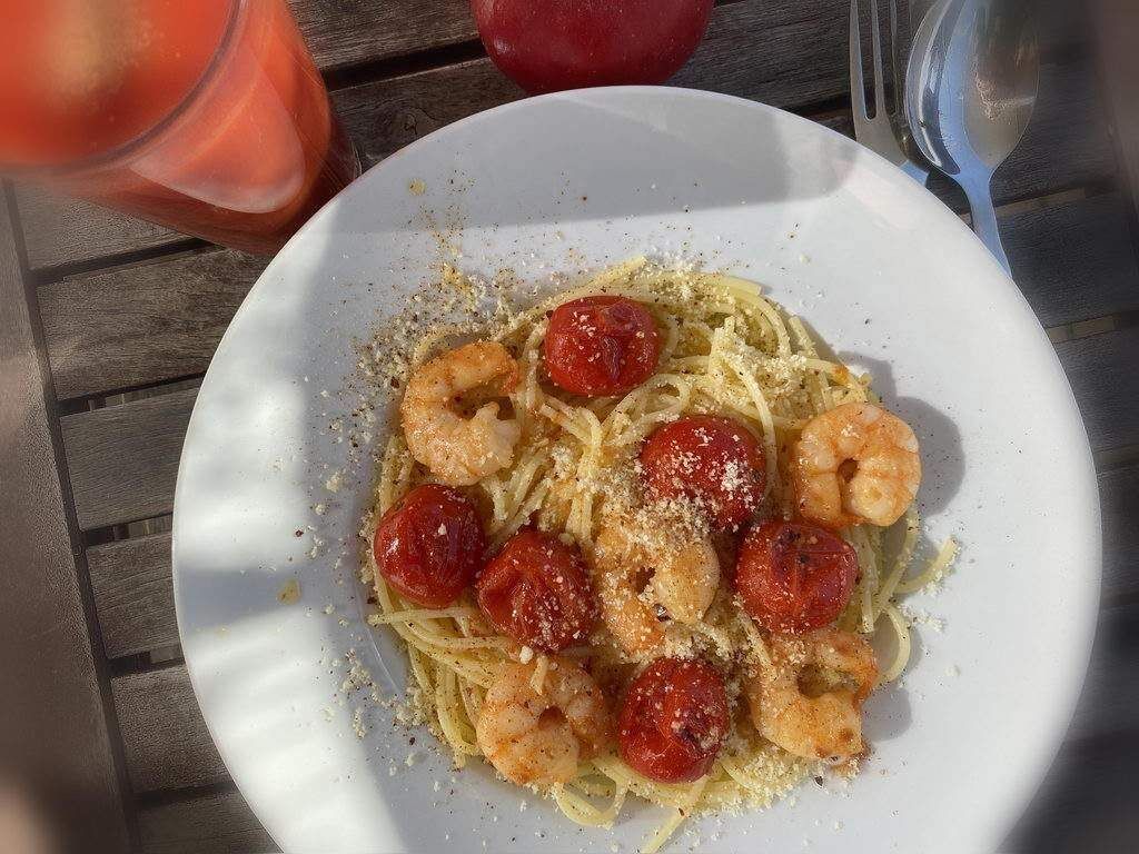 Spaghetti mit Tomaten und Scampis bei September-Wetter