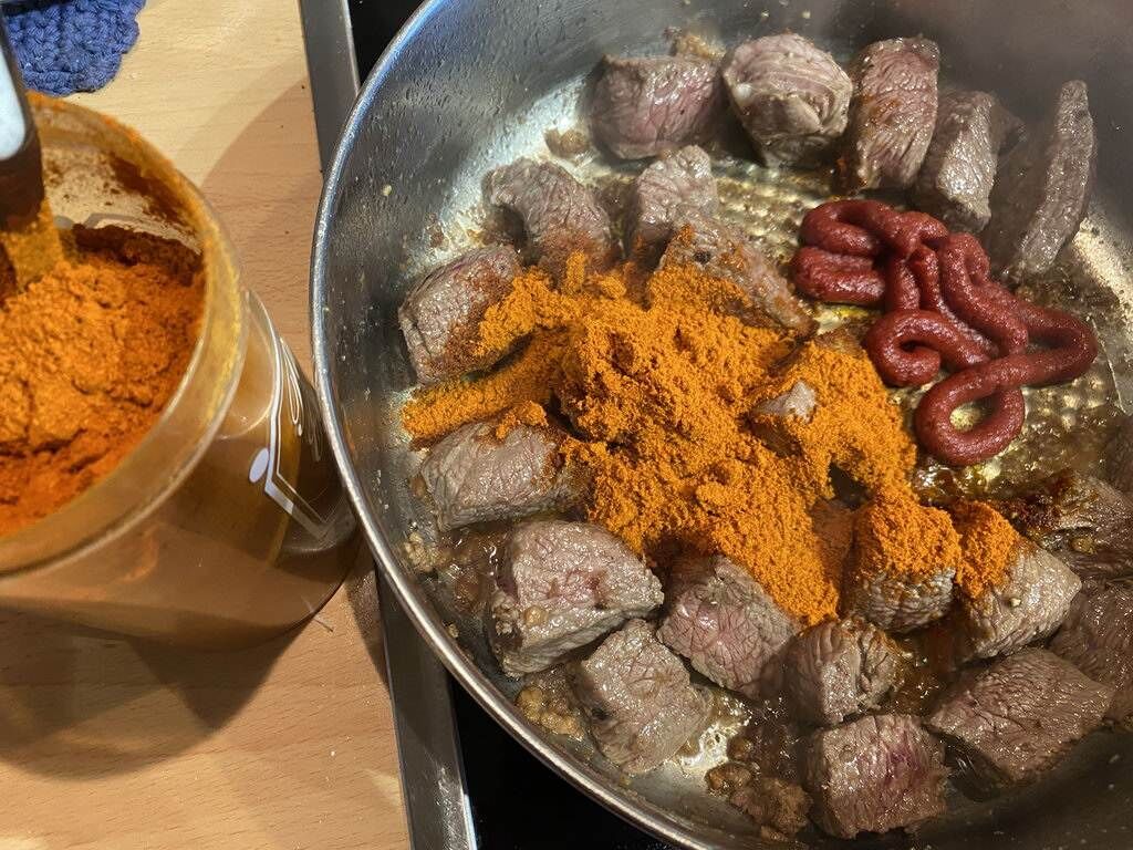 Szegediner Goulasch - Paprikapulver und Tomatenmark