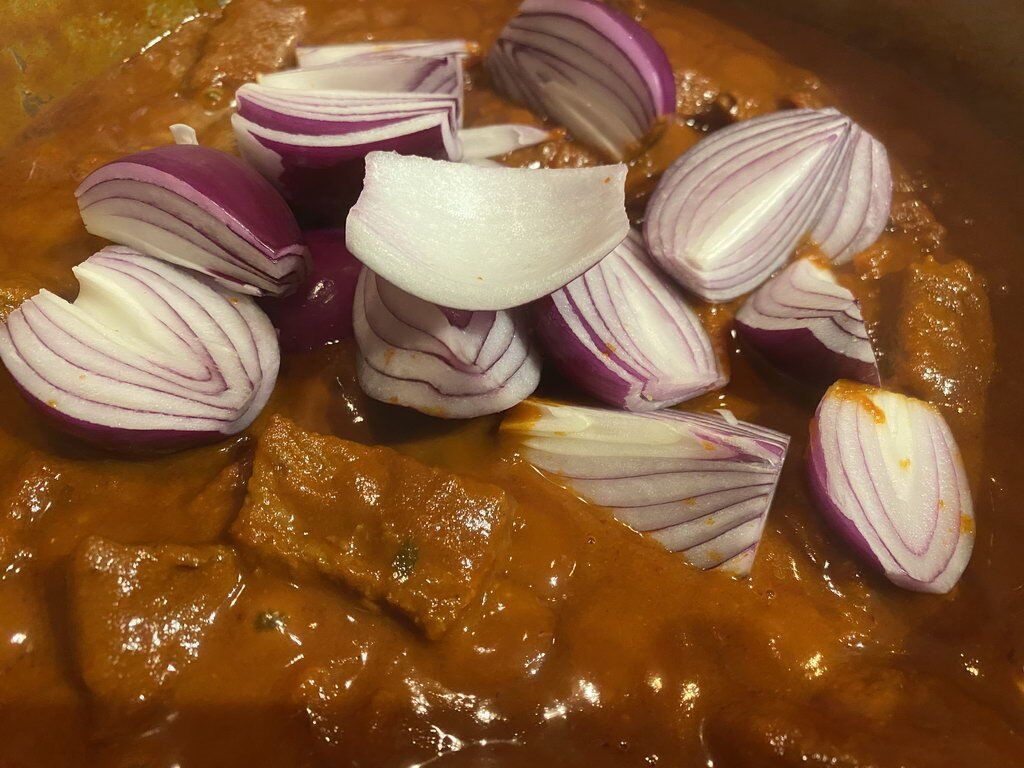 Szegediner Goulasch - rote Zwiebeln