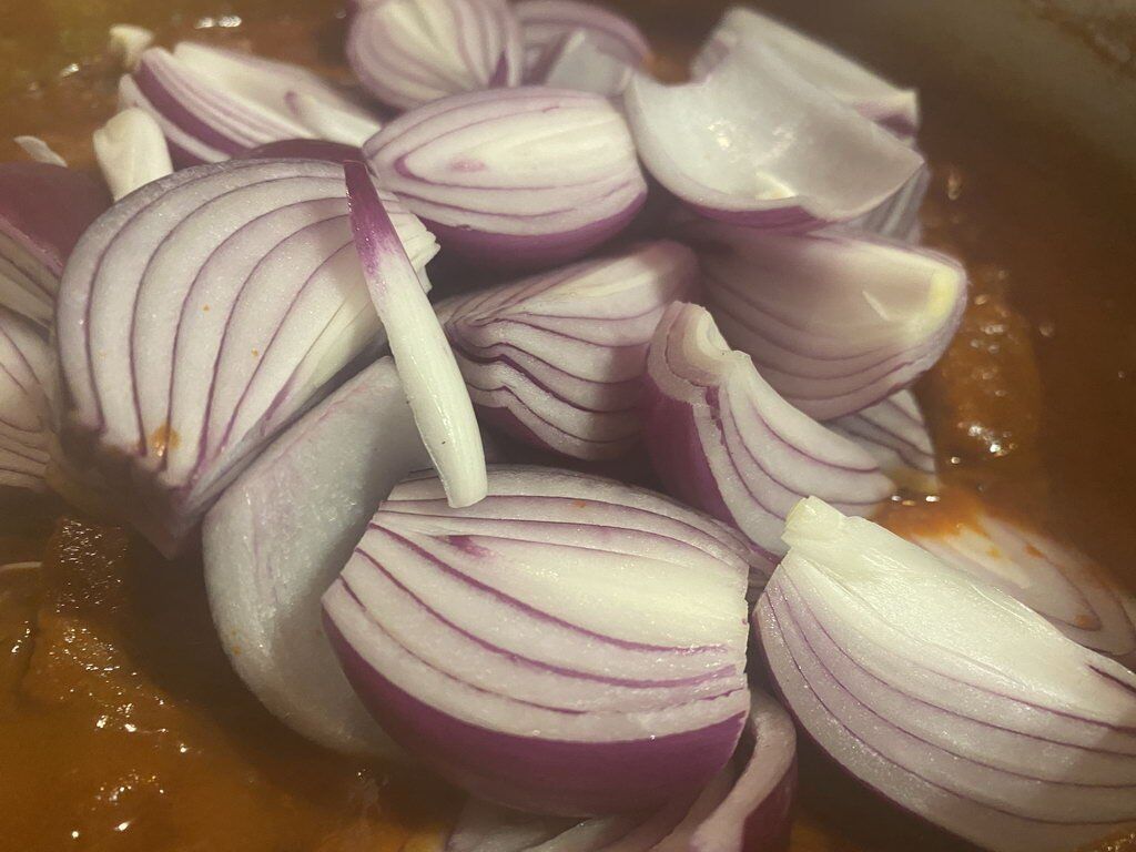 Szegediner Goulasch - rote Zwiebeln